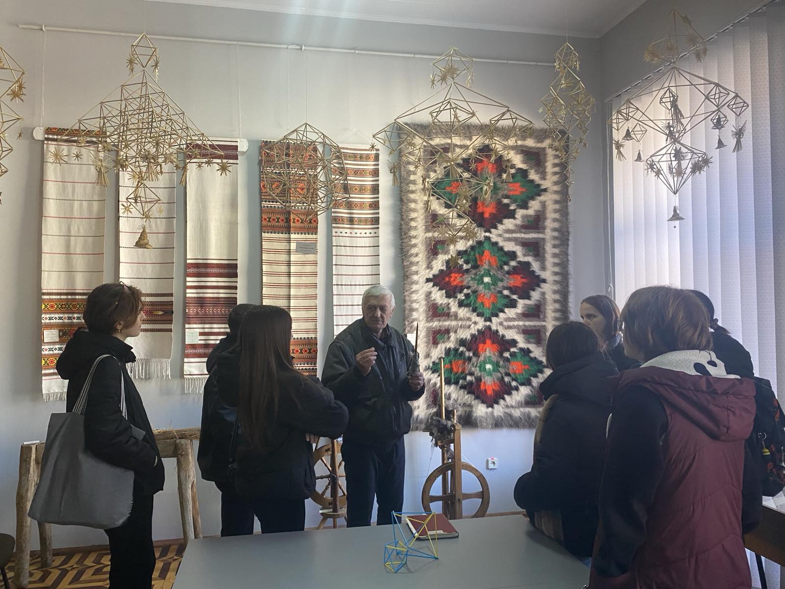 Click to enlarge image Na_Lektsiiy_narodni_Remesla_Na_Gutsuliyshchyny_1.jpg