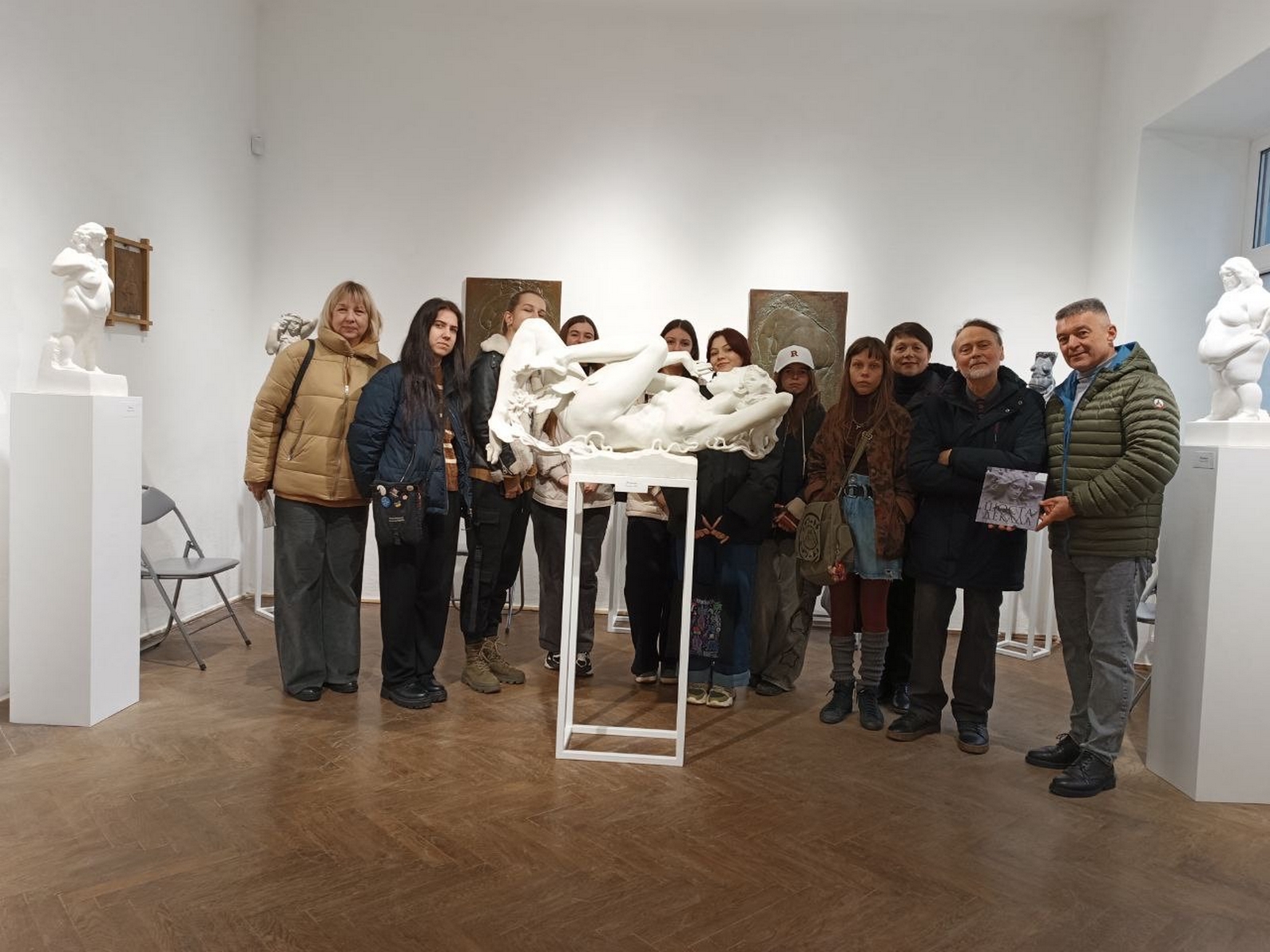 Click to enlarge image Zustrich_iz_Zasluzhenym_hudozhnykom_Ukraiyny_Romanom_Zaharchukomiy_1.jpg